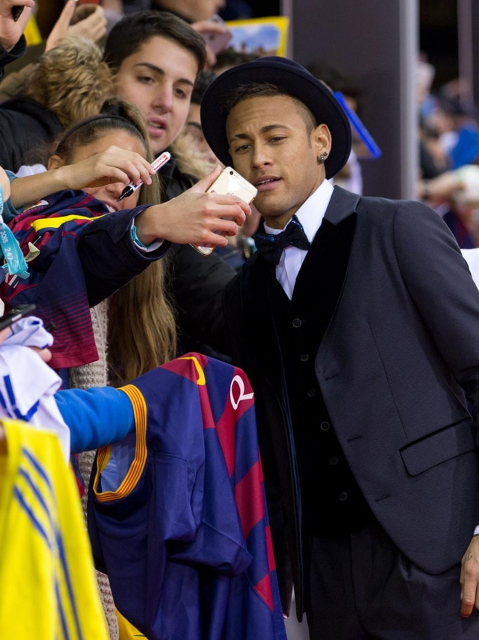 B-sports平台-内马尔戴帽出席2015年金球奖晚会|内马尔·达·席尔瓦|足球|FIFA|帽子_新浪体育_新浪新闻